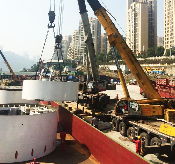 衡东吊车作业中