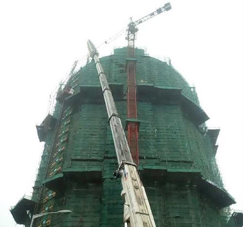 衡东吊车在工地上作业