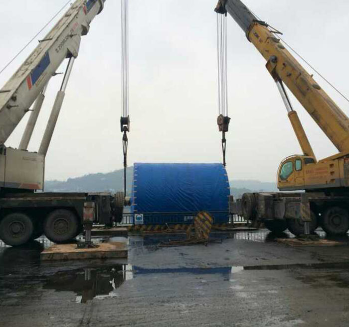 衡东吊车正在作业中